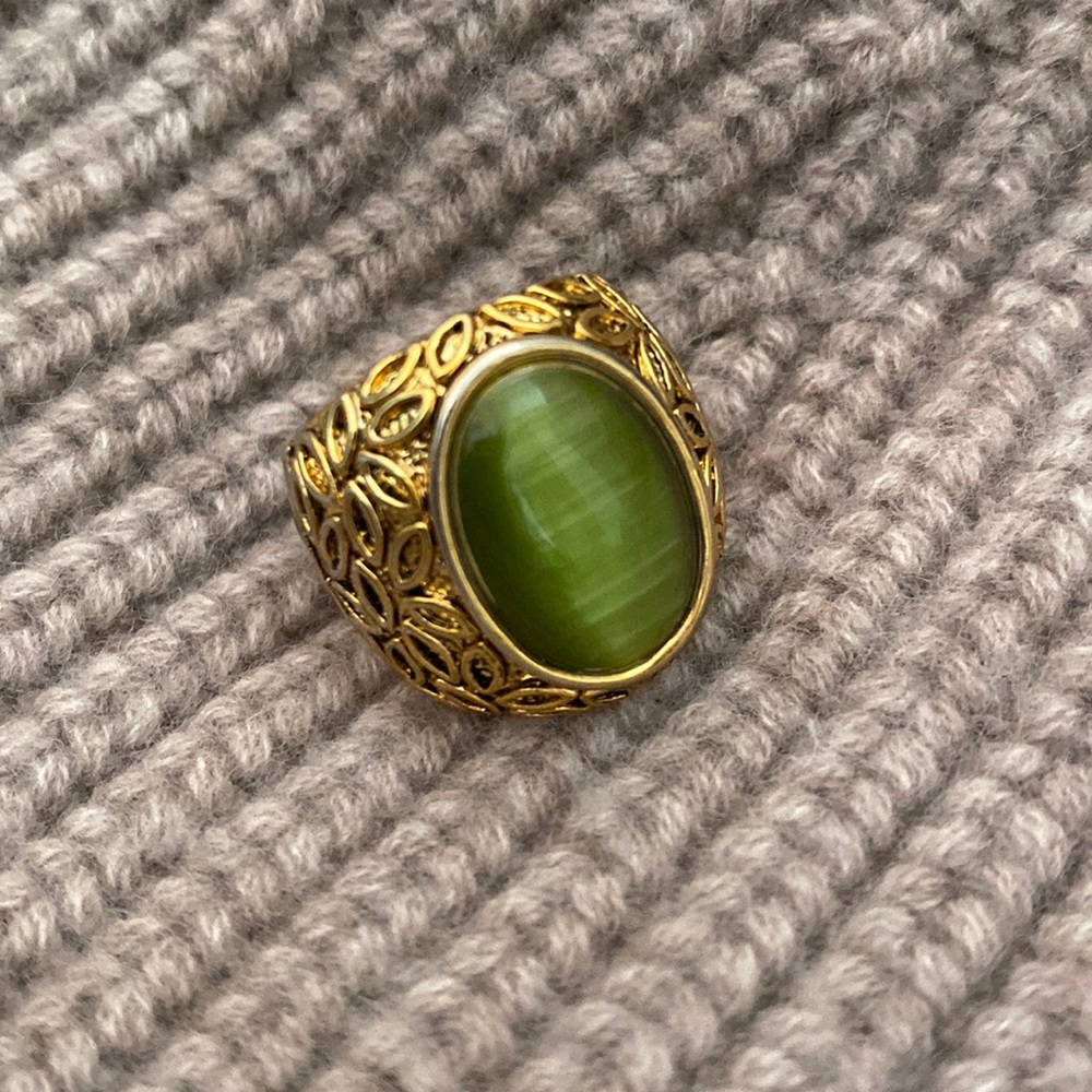 Stunning gold and green ring